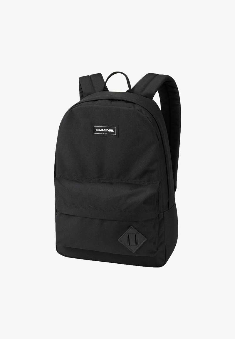 Zaino nero con una superficie in tessuto liscio, forma rettangolare, spallacci regolabili imbottiti, tasca frontale e un accento a forma di diamante nella parte inferiore.