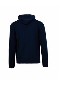 Felpa blu navy con tasca a marsupio, polsini e orlo a costine, e un tessuto morbido e testurizzato; presenta un design semplice e pulito.