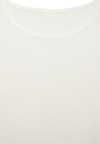 Valge ribaga topp ümarate krae servadega, pehme tekstuuri ja kergelt vertikaalsete joontega. Ei mingeid nähtavaid metallosi ega aktsente.