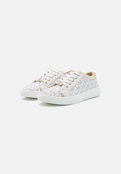 Vit sneaker med logomönstrad canvasöverdel, guldaccenter och vit gummisula. Har platta snören och vadderad krage för komfort.