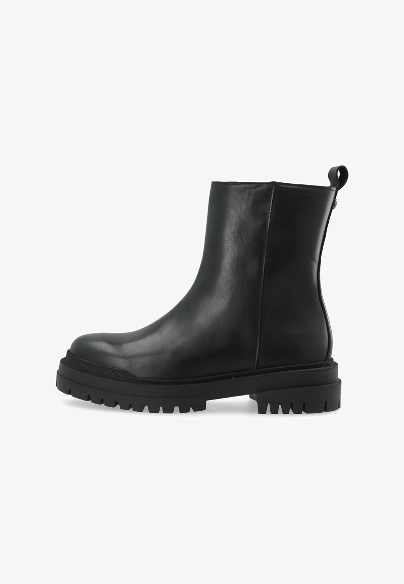 Bottine noire en cuir avec semelle à crampons épaisse et languette à l'arrière, vue du côté intérieur sur fond blanc.