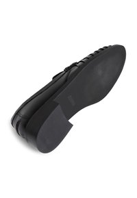 Pantof divers din piele neagră cu un finisaj neted, având un vârf rotund, un toc mic și pătrat și o talpă din cauciuc texturat pentru aderență.