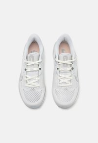 Nike Performance QUEST 6 - Tenisice za cestovno trčanje - photon dust/smoke grey/psychic blue/white/echo pink/sail