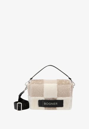 Rechthoekige beige en crèmekleurige patchwork schapenvacht tas met zwart leren handvat en verstelbare zwarte riem, met het label "BOGNER" aan de voorkant.