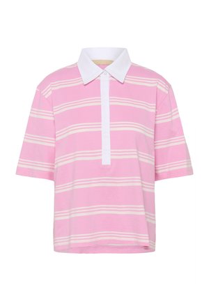 Ružová krátky rukáv polo košeľa s bielymi vodorovnými pruhmi a kontrastným bielym golierom a zapínaním na gombíky.
