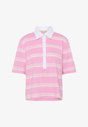 Rozā īsroku polo krekls ar baltām horizontālām svītrām un baltu apkakli un pogu aizdares lenti kontrastējošā krāsā.
