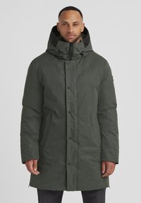 Dunkelgrüne Parka-Jacke mit Kapuze, versehen mit einem Reißverschluss und Knopfverschluss, seitlichen Taschen und einem strukturierten Stoff. Design in Mid-Thigh-Länge.