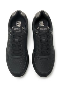 Schwarze Sneaker aus synthetischem Material, mit runder Zehenpartie, durchlöchertem Detail im Vorderblatt und schwarzen Schnürsenkeln. Logo auf der Zunge.