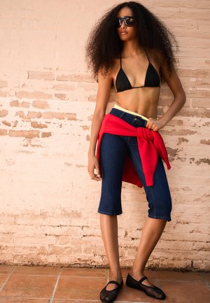Bershka, CAPRI DENIM - JEANS - Shorts di jeans - royal blue