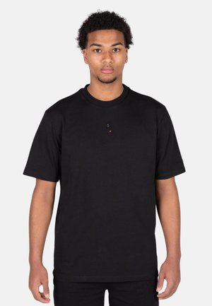 Sort kortærmet t-shirt lavet af bomuld; har et lille broderet design på brystet; rund halsudskæring, afslappet pasform og blød tekstur.