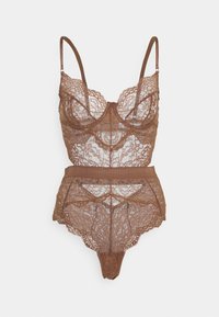 Body in pizzo marrone con spalline regolabili, bordi scallop e una fascia a metà vita. Il motivo di pizzo intricato crea una texture delicata.
