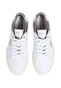 Sneakers bianche con tomaia in pelle liscia, chiusura con lacci e un accento grigio sul tallone. Presentano un'etichetta del logo sulla linguetta.