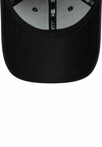 Schwarze Baseballmütze mit flachem Schirm, aus Stoff mit glatter Textur, ausgestattet mit einem grauen Innenfutter und Lüftungslöchern.