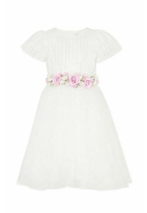 Biała sukienka dziewczęca z krótkim rękawem, koronkowym gorsetem, tiulową spódnicą i różowym kwiatowym paskiem w talii.