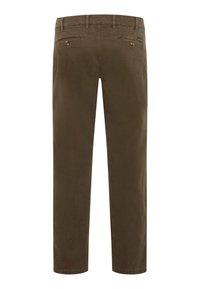 Bruine, recht passende broek van katoen. Kenmerken zijn onder andere twee achterzakken met knopen en een gladde textuur. Geen zichtbare patronen.