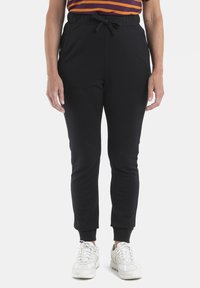Pantaloni jogger neri in tessuto morbido, con vita elastica e cordoncino, polsini alle caviglie e tasche laterali.