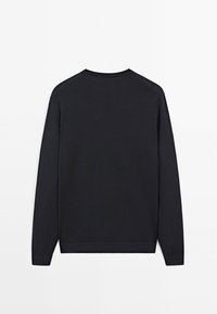 Maglione a maniche lunghe nero con scollatura rotonda. Realizzato in tessuto liscio, presenta polsini e fondo a coste, design minimalista.