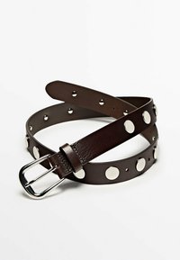 Bruine leren riem met grote zilveren studs en een metalen gesp, met een gladde textuur en een klassiek riemontwerp.