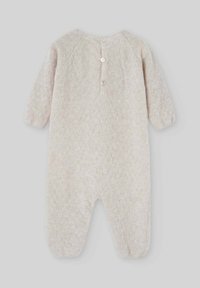 Romper per neonati lavorato a maglia in beige chiaro con delicate pattern rosa, maniche lunghe e tre bottoni sul retro. Tessuto morbido e testurizzato.