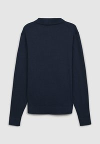 Polo a maniche lunghe blu navy con colletto, polsini a costine e orlo aderente. Realizzato in un tessuto liscio e morbido con cuciture minime.