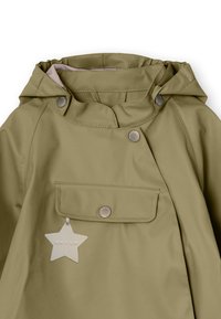 Olivgrüne wasserdichte Jacke mit Kapuze, Druckknopfverschlüssen, einer фронт Tasche und einem sternförmigen Anhänger mit der Aufschrift "MINIATURE". Glatte Textur.
