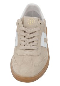 Sneaker in suede beige con striscia in pelle bianca, design con lacci, punta tonda e suola in gomma color nocciola. Accento con logo dorato sulla linguetta.