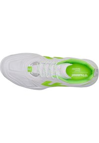 Scarpa sportiva bianca con tomaia testurizzata, accentuata da dettagli verde brillante, dotata di una soletta ammortizzata e di una punta rinforzata.