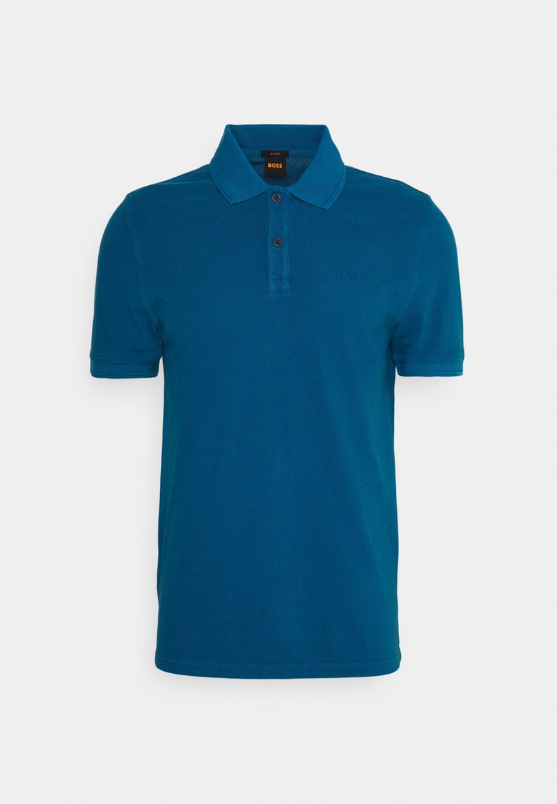 Polo bleu à manches courtes avec col, patte à deux boutons et logo de marque discret sur la poitrine sur fond uni.