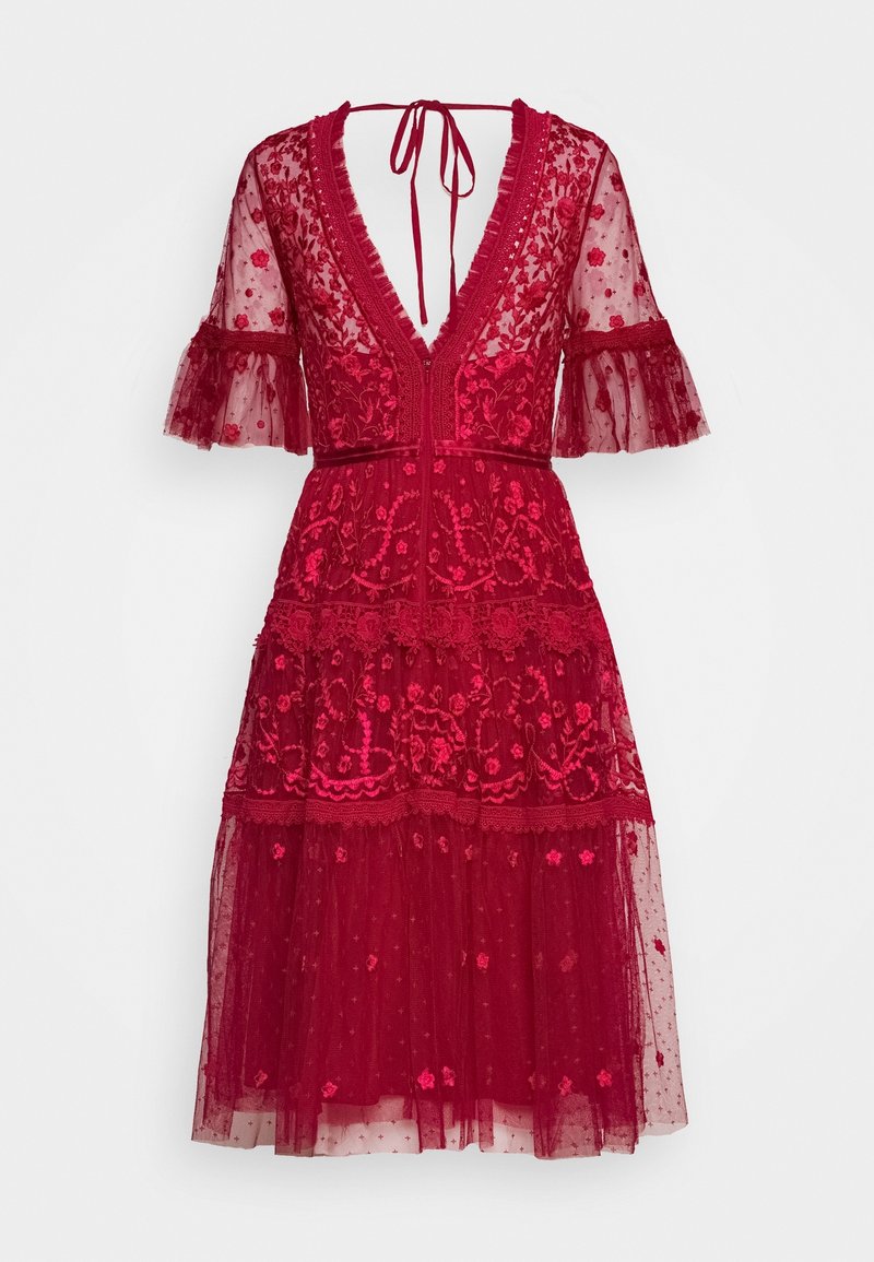 Robe midi en dentelle rouge avec broderie florale, décolleté en V profond, manches évasées transparentes, jupe à volants et fermeture nouée dans le dos.