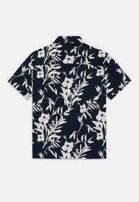 Kurzärmeliges Hemd aus marineblauem Stoff mit einem ganzflächigen weißen Blumen- und Blättermuster, Button-Down-Kragen und normaler Passform.