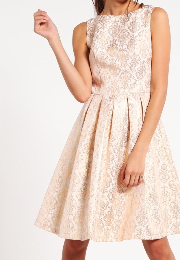 Bezramenné šaty do kolen v bledě zlaté barvě s ozdobným květinovým vzorem, s upnutým korzetem a rozšířenou sukní.