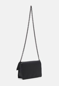 Calvin Klein Jeans MICRO MONO CHAIN FLAP - Taška s příčným popruhem - black/shiny gunmetal