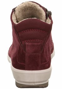Stivaletto in suede bordeaux con fodera in pelliccia sintetica, suola in gomma bianca e chiusura con zip laterale; presenta dettagli di cucitura e un pull tab.