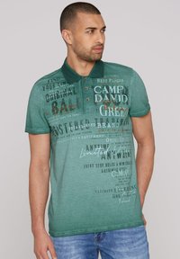 Camp David - GESTREIFTES MIT PRINTS UND STICKEREIEN - Polo shirt - evergreen Thumbnail Image 1