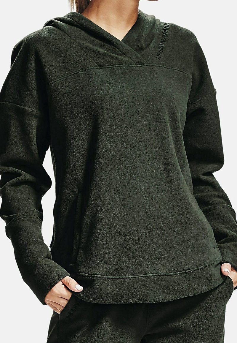 Sweat à capuche en polaire vert olive avec col en V, manches longues et coupe décontractée. Présente des détails de marque subtils et une texture douce.