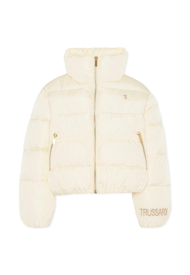 Geknipte pufferjack in lichtcrème met een hoge kraag, gouden ritssluiting, dubbele zijzakken en geborduurd "TRUSSARDI" logo in goud op de mouw.