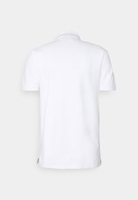 Vue arrière d'un polo blanc uni à manches courtes avec un tissu texturé et un col côtelé.