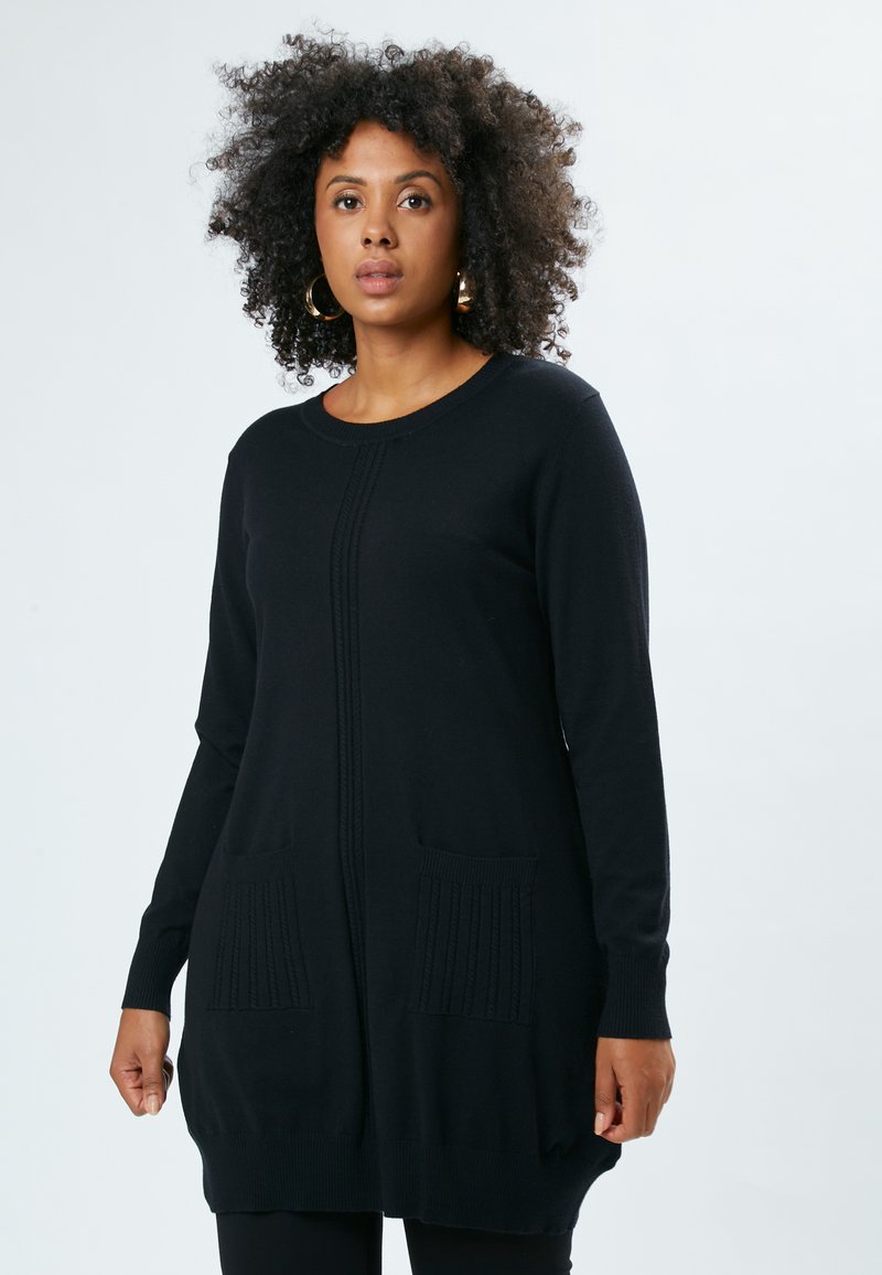 Schwarzer Strickpullover mit Rundhalsausschnitt, langen Ärmeln und zwei vorderen Taschen mit Rippenstruktur und Detail entlang der Mitte.
