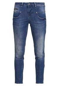Jeans de denim ajustados en azul oscuro, con cinco bolsillos, un ligero desvanecimiento y un detalle de bolsillo con cremallera en la parte delantera.