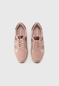 Scarpe da ginnastica rosa chiaro con una tomaia testurizzata, dettagli crema, chiusura con lacci e particolari bordeaux. Taglia 37 indicata sulla soletta.