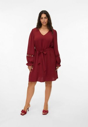 Bordeauxkleid mit V-Ausschnitt, langen Ärmeln, elastischen Bündchen und einem Bindegürtel. Glatte Textur, leicht ausgestellt am Saum und dekorative Spitze entlang der Ärmel.
