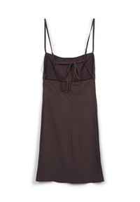 Braunes ärmelloses Kleid mit dünnen Trägern, das ein Bindedetail an der Vorderseite und einen Reißverschluss auf der Rückseite hat. Glattes Material, knielanges Design.