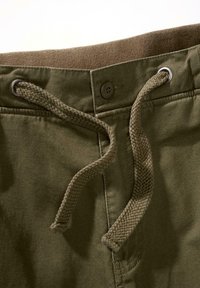 Șorturi de culoare verde măsliniu cu o talie elastică lată, având șnur de ajustare și închidere cu buton. Materialul pare moale cu un finisaj texturat.
