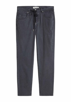 Pantalon décontracté pour homme gris foncé avec ceinture élastique, cordon de serrage noir, poches avant et étiquette "Marc O'Polo" à l'intérieur de la ceinture.