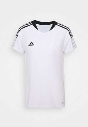 Bílé tričko Adidas s černými akcenty, kulatým výstřihem, krátkými rukávy a třemi černými pruhy na každém rameni. Na hrudi je logo Adidas.
