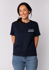 Navyblau kortemouwen t-shirt van katoen met witte tekst "FRÜHER WAR ALLES BESSER" op de linkerborst. Ronde hals ontwerp.