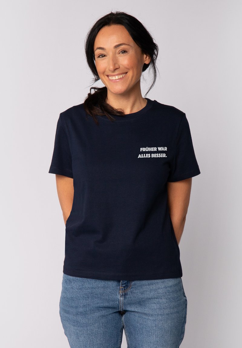 Navyblau kortemouwen t-shirt van katoen met witte tekst "FRÜHER WAR ALLES BESSER" op de linkerborst. Ronde hals ontwerp.