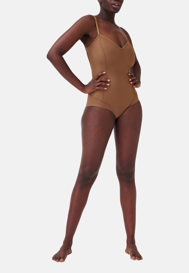 Bruine bodysuit met dunne bandjes, v-hals ontwerp, naadloze zijkanten en hoog uitgesneden benen, gemaakt van een gladde, rekbare stof.
