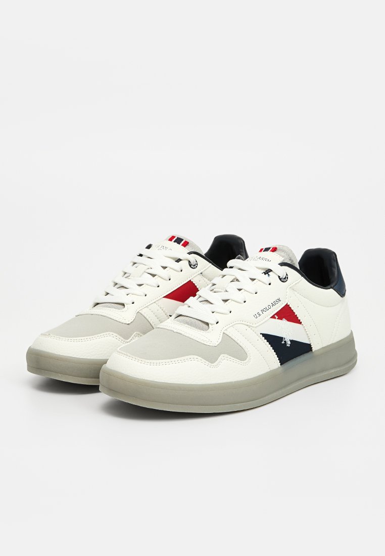 Baskets blanches avec un extérieur en cuir lisse, des accents gris et un motif bleu marine et rouge. Elles sont dotées de lacets et de semelles en caoutchouc.
