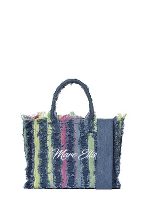 Borsa tote in denim con strisce multicolori sfrangiate, un pannello laterale blu uniforme e manici robusti. "Marie Ellis" è ricamato in bianco.